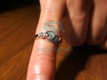 Гладкое помолвочное кольцо с тремя бриллиантами на заказ