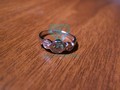 Гладкое помолвочное кольцо с тремя бриллиантами на заказ
